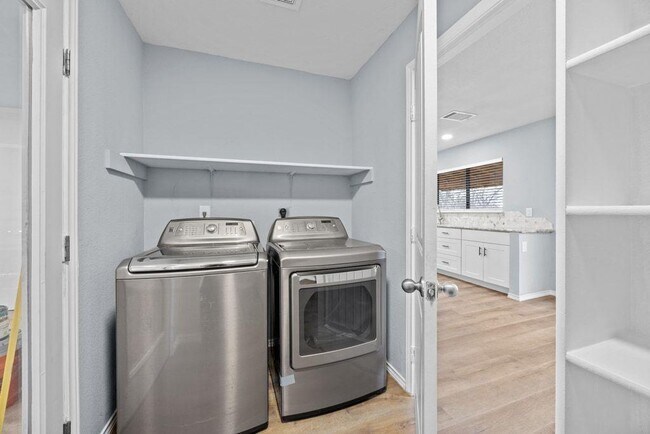 Building Photo - 2928 Donnell Dr