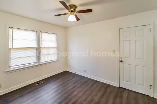 Building Photo - This 3 bedroom / 1 full bath and 1,284 sq feet House will Blow Your Mind!