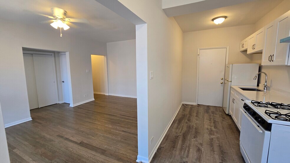 Building Photo - 7722 N Marshfield Ave