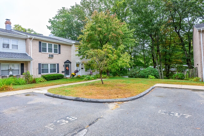 Building Photo - 38 Surrey Ln