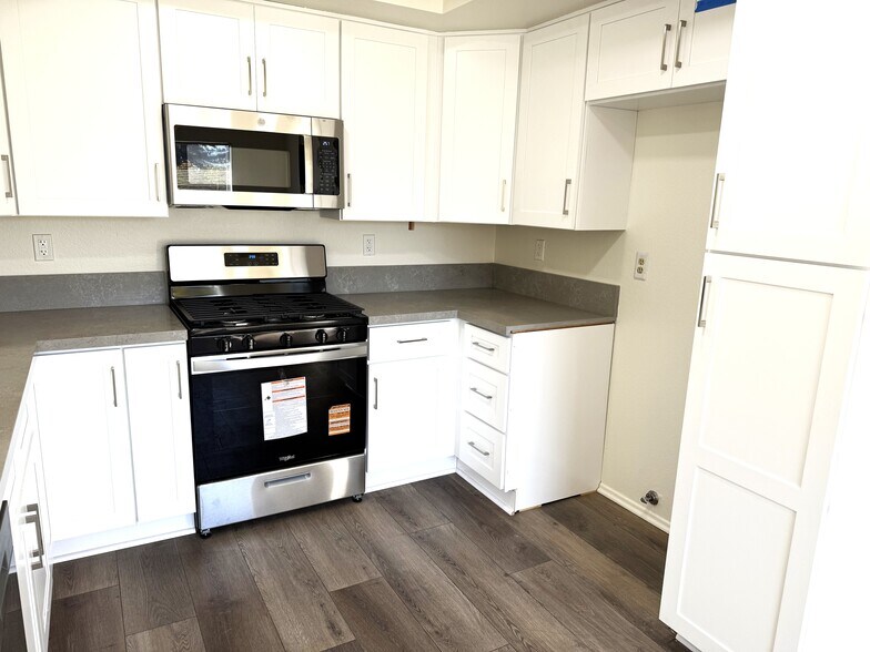 Building Photo - 10636 Chestnut St