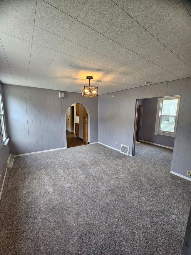 Building Photo - Freshly Updated 3 Bedroom Home in Slavic Village
