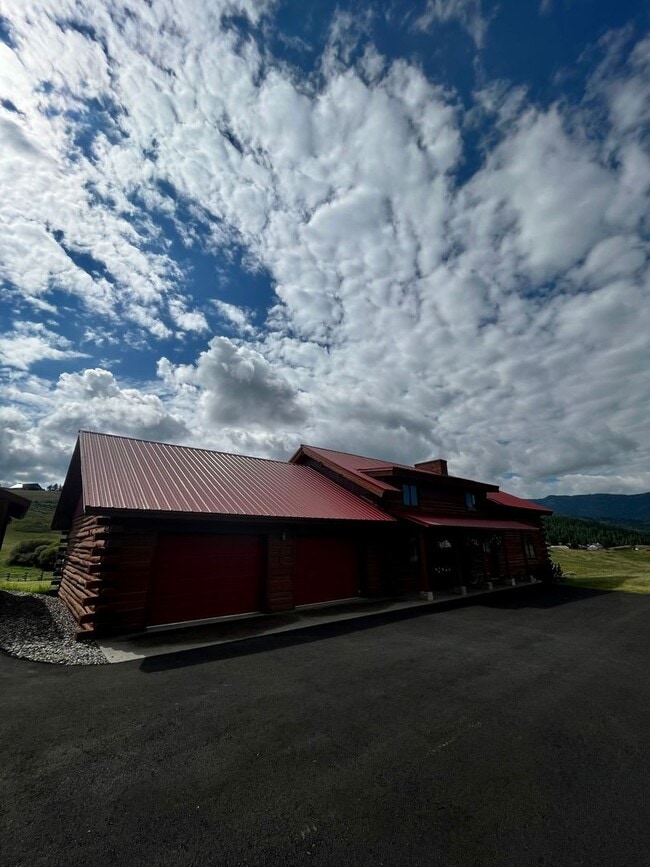 Building Photo - Fully Furnished Cabin Available - 10 Minut...