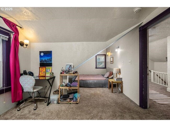 Building Photo - Classic Portland bungalow in Northeast Portland Available July 1st!