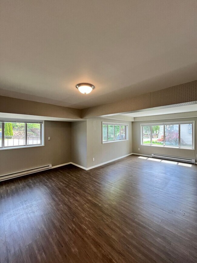 Building Photo - Stunning / Extra Large 1-Bedroom! Faux Hardwood Floors, Washer & Dryer, Stainless Appliances & Pe...