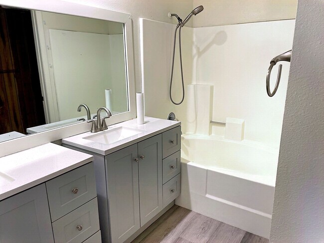 Building Photo - 2419 N Clark St