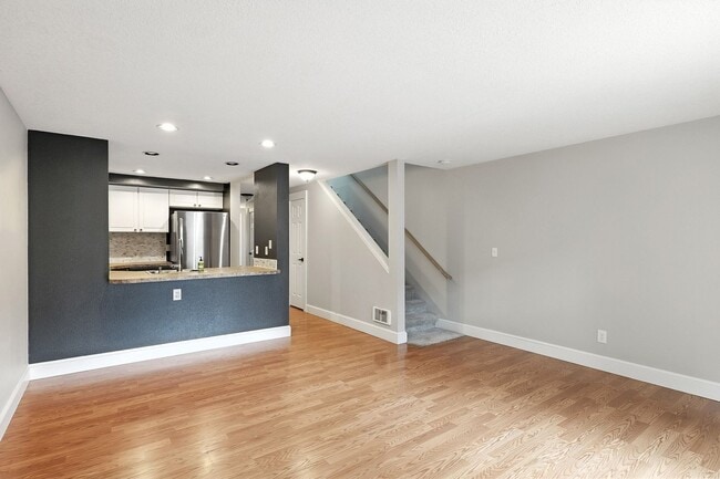 Building Photo - Updated 2 Bedroom/2.5 Condo w/garage