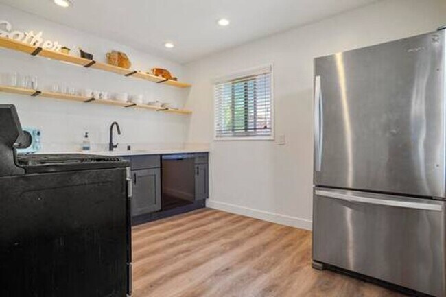 Building Photo - Furnished Home Available Now!