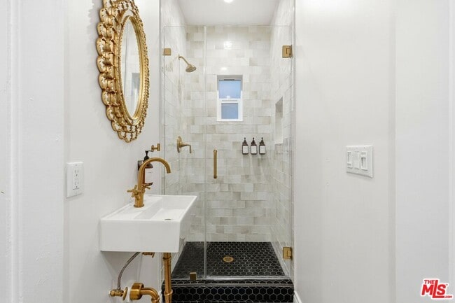 Building Photo - 1458 W 48th St