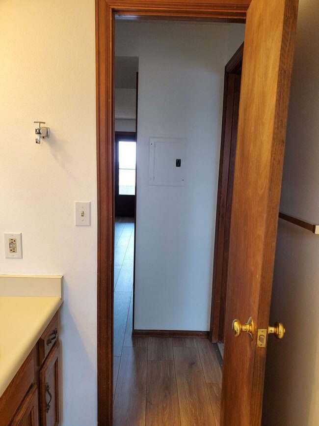 Building Photo - 2 bedroom, 1 bath - Great location!