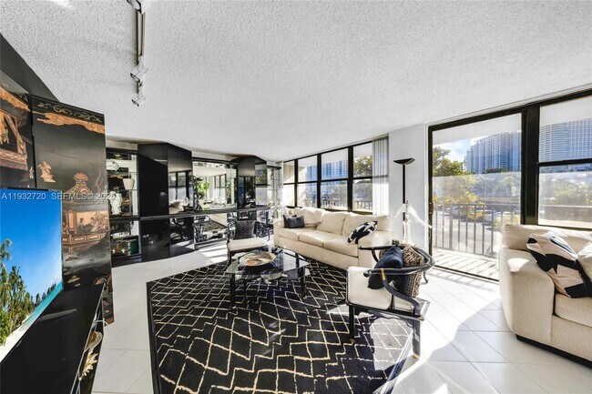 Building Photo - 800 Parkview Dr