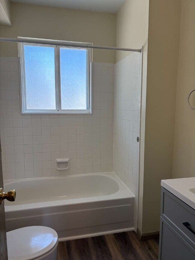 Building Photo - 2 bedroom townhouse - Mineola
