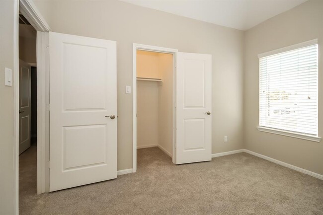 Building Photo - 9910 Crescent Cove Dr
