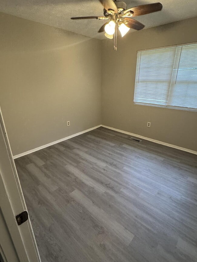 Building Photo - Fully Renovated 3 Bed 2 Bath Now Available for Rent!!
