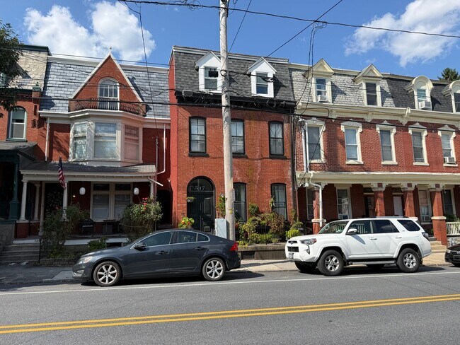 Building Photo - 547 W Lemon St