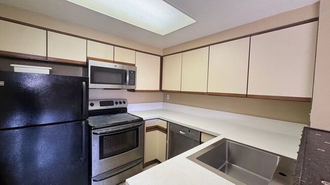 Building Photo - 1 Bedroom in Venetian Gated Community