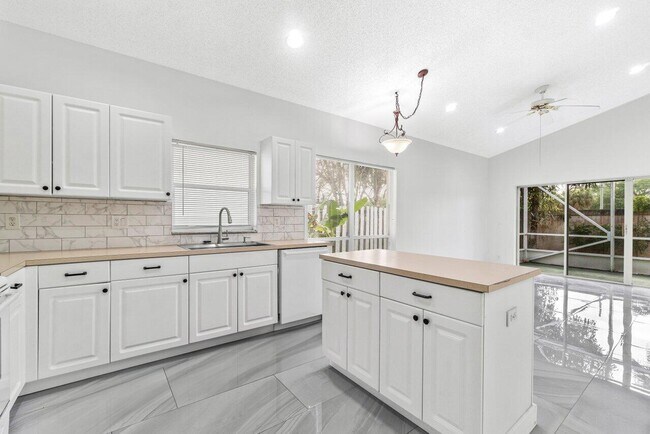 Building Photo - 7589 Colony Lake Dr