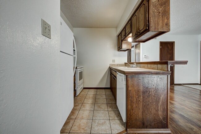 Building Photo - 1315 Glen Oaks Ct