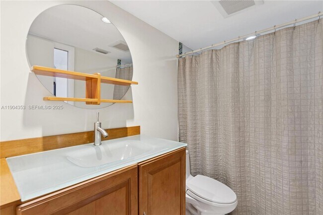 Building Photo - 1160 Hillsboro Mile Unit 901