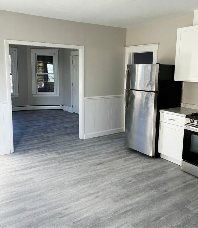 Building Photo - 465 Burritt St