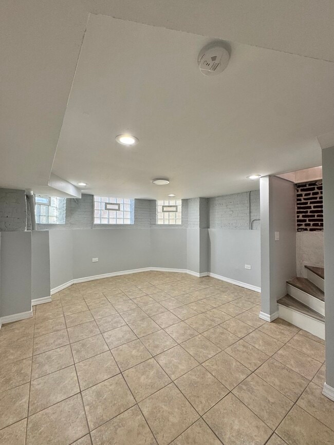 Building Photo - 1263 N Springfield Ave