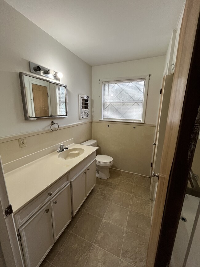 Building Photo - 2048 Oak Ave