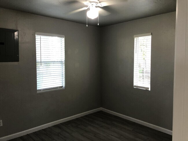 Building Photo - 3208 SW 44th St