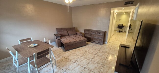 Building Photo - Charming 2 Bedroom / 1 Bathroom House