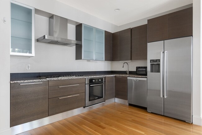 Building Photo - 308 Beacon St