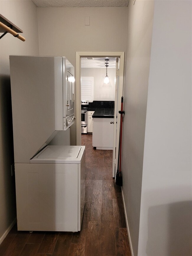 Building Photo - 200 Full Moon