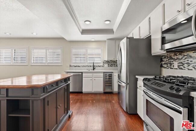 Building Photo - 6021 Lindley Ave