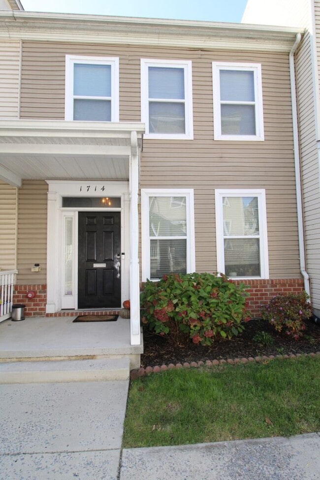 Primary Photo - 2 Bedroom Home with Garage!