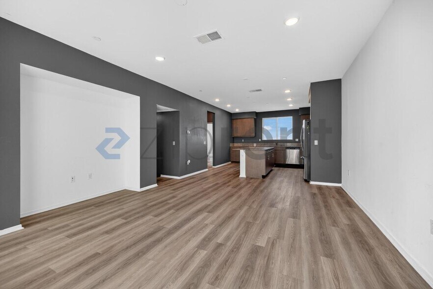 Building Photo - Unit 198