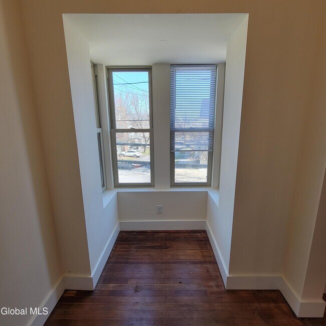 Building Photo - 762 Eastern Ave