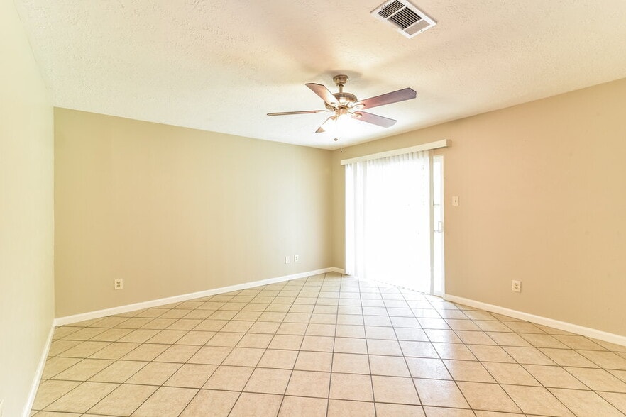 Building Photo - 15515 Windy Cove Dr