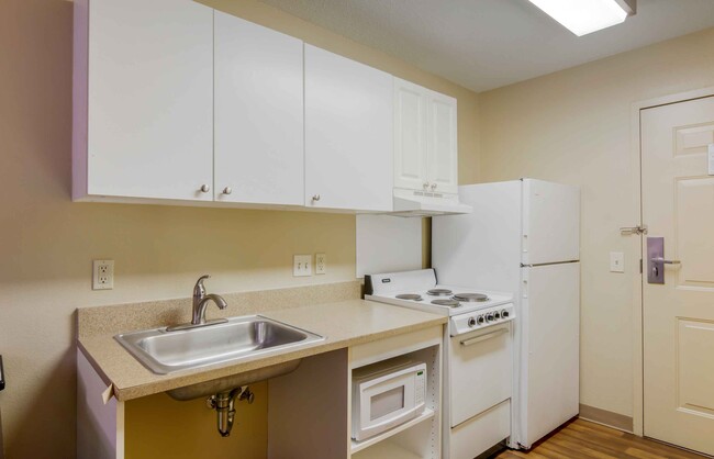 Building Photo - Furnished Studio-Richmond - W. Broad Stree...