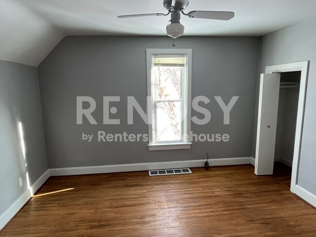 Building Photo - 4BD/2BA in Newport Available Now!