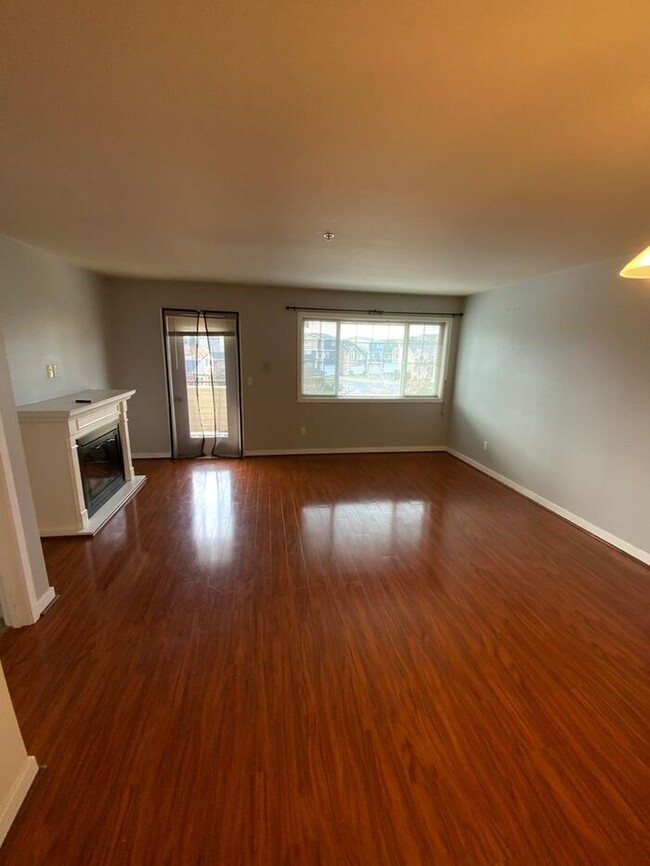 Building Photo - MARCH FREE Puyallup 3bdr 2bath condo w/ co...