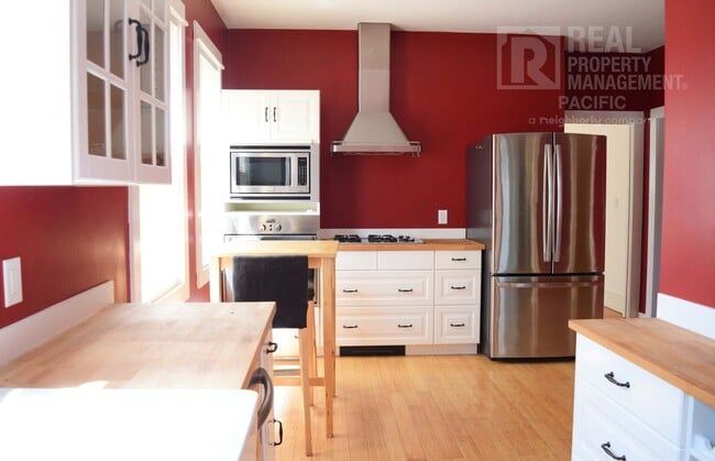 Building Photo - Spacious 3 Bedroom in Prime Location