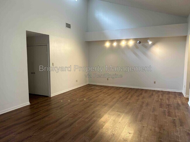 Building Photo - 3008 Charlinda Dr