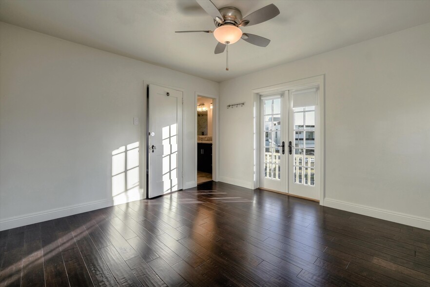 Building Photo - 366 S Crescent Heights Blvd