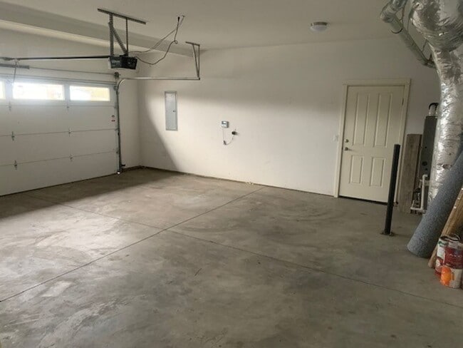 Building Photo - 4 Bed/2.5 Bath Single Family Home in SE Bend