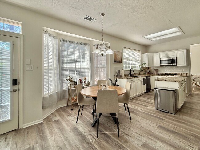 Building Photo - 2 Twin Feather Pl