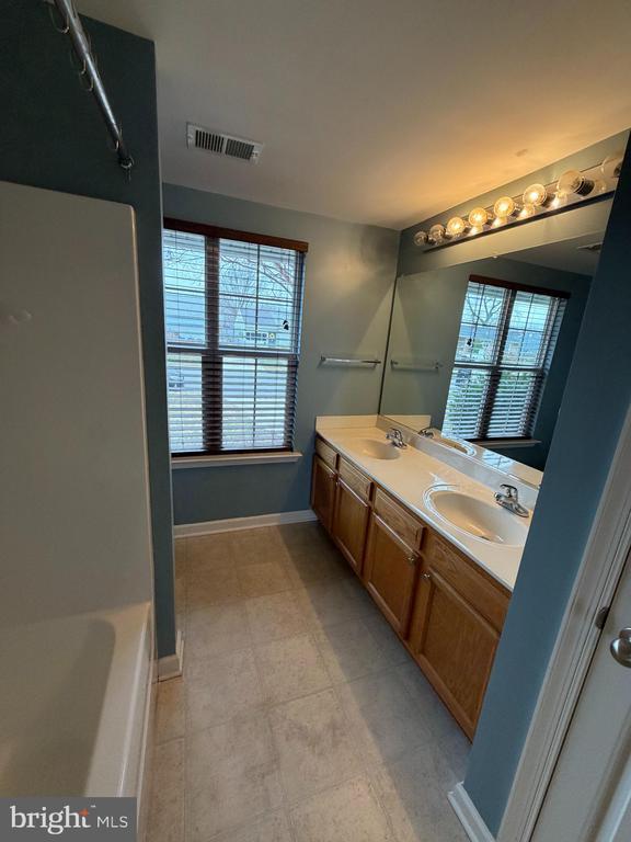 Building Photo - 2407 Saratoga Ave