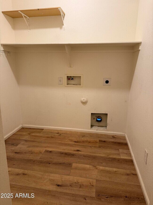 Building Photo - 2528 W Straight Arrow Ln