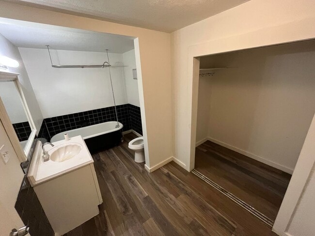 Building Photo - 2122 Jones St