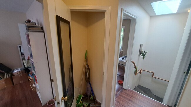 Building Photo - 1512