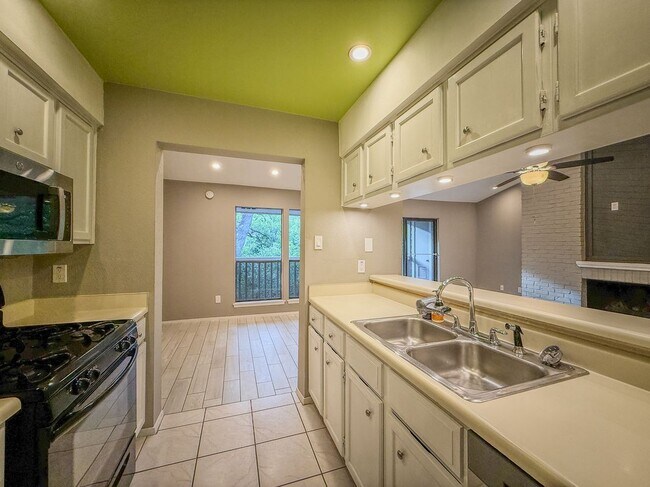Building Photo - 3839 Dry Creek Dr
