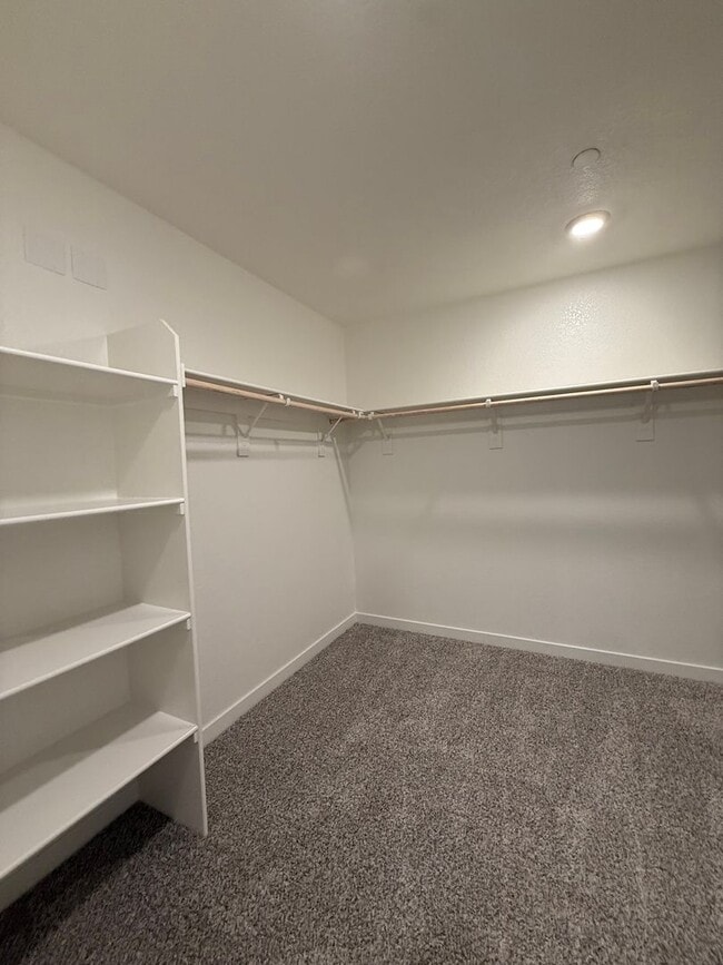 Building Photo - Beautiful 5 bed 3 bath located in West Ros...