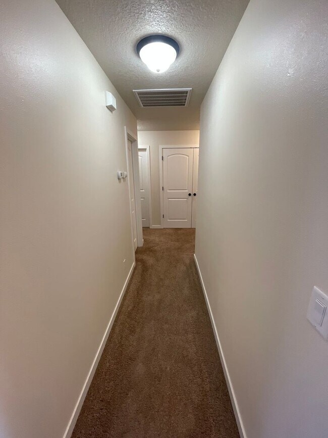 Building Photo - Dont miss out on this charming four bedroom home!